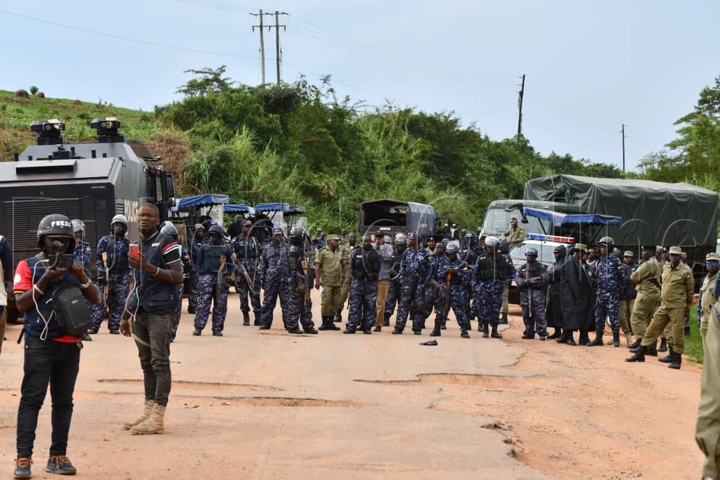 Aba polisi nga bateeze Bobi Wine