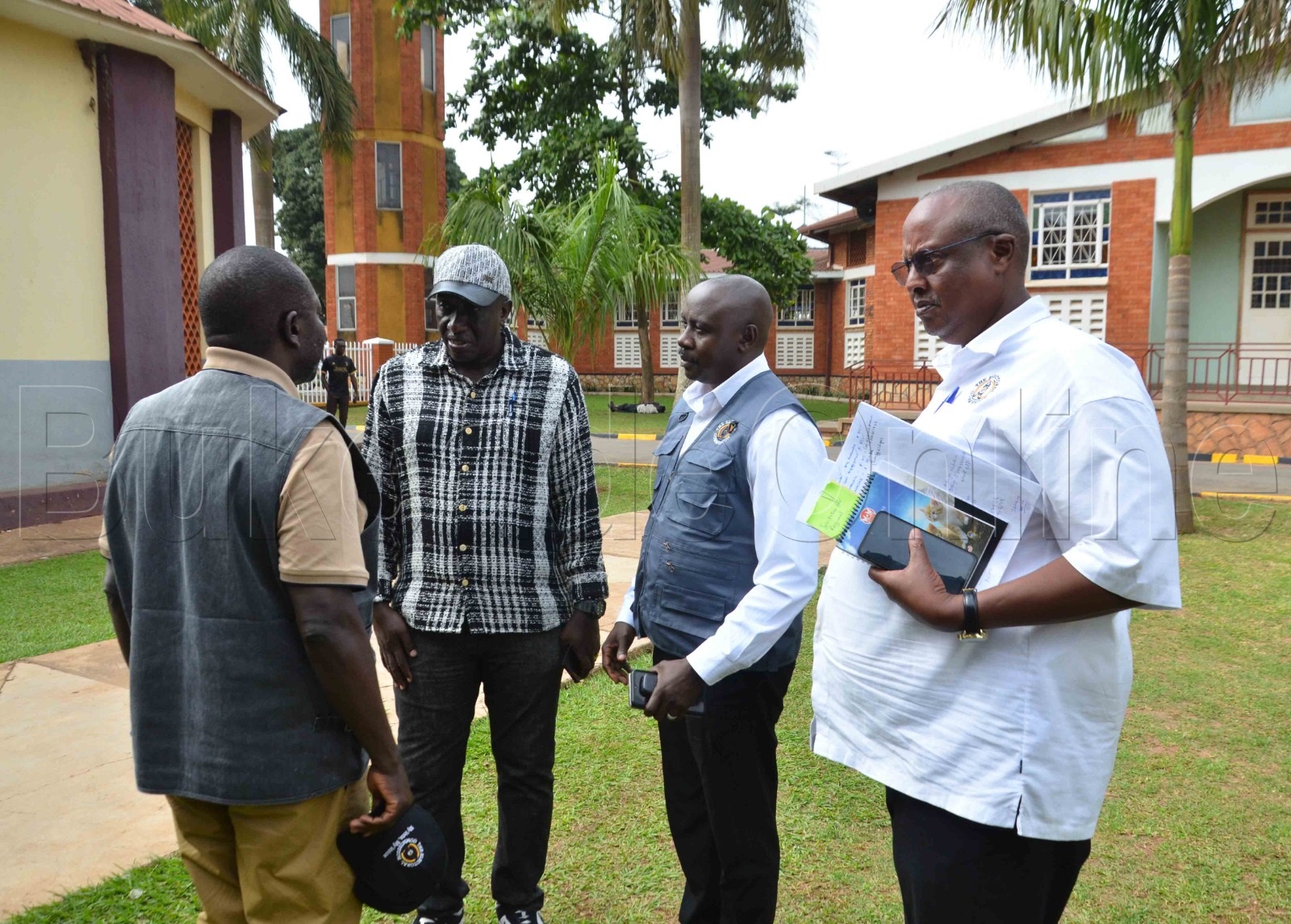 Musinguzi (ow'okubiri ku ddyo) n'abebyokulonda abalala