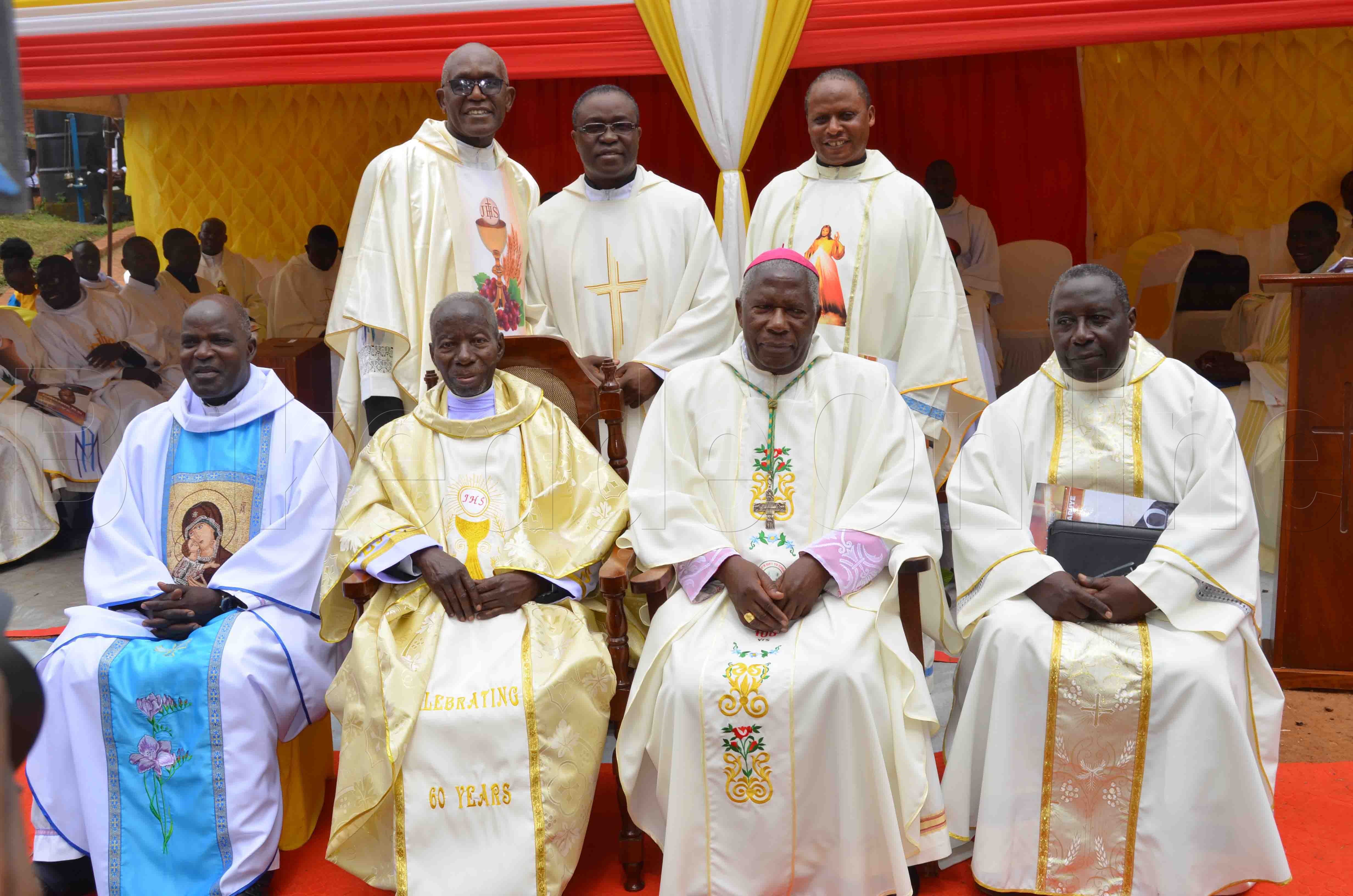 Fr Dr,James Kabuye ng'ali ne bannaddiini abalala