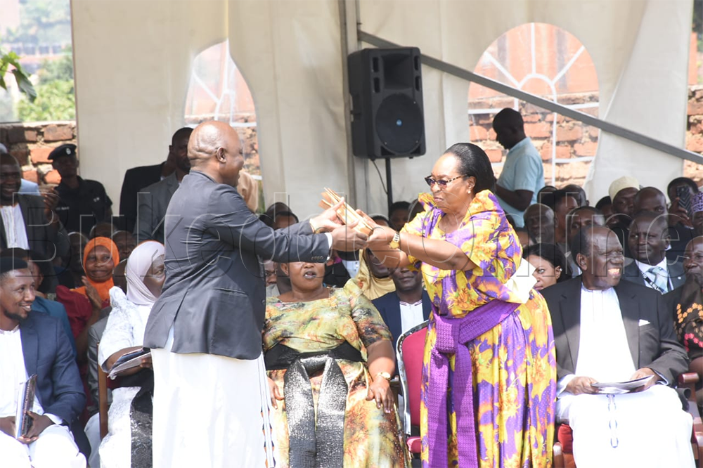 Minisita Joyce Nabbosa Ssebuggwawo ng'akwasa Kikulwe ebbaasa ya bukadde 22 ez'olusirika