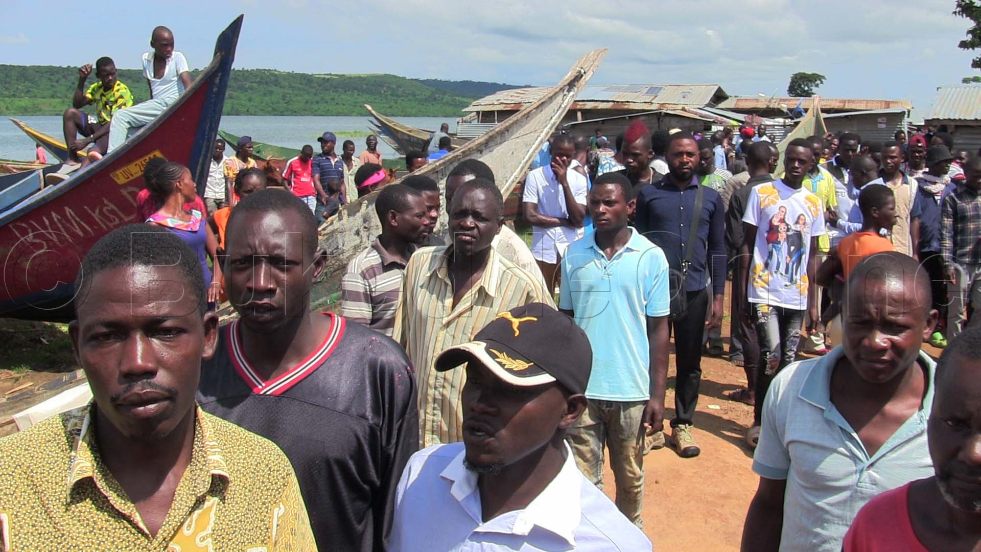 Abamu ku bavuba mukene ku mwalo gw’e Namakeba nga bibasobodde.