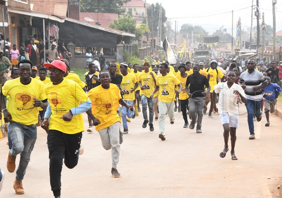 Youths at Mutungo Bbiina sprinting to catch up with the Presidents' next destination.