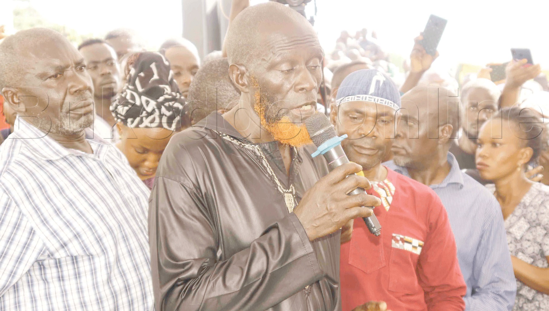 Taata wa Isma Olaxes ng’ayogera mu kuziika e Nkokonjeru. Yagambye nti kimuluma mutabani we obutaleka mwana ku nsi.