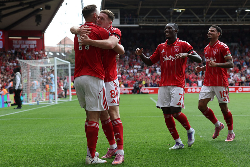 Nottingham Forest's New Zealand striker #11 Chris Wood (L) celebrates with teammates after scoring their third goal during the English Premier League football match between Nottingham Forest and Brentford at The City Ground in Nottingham, central England, on August 17, 2025. 