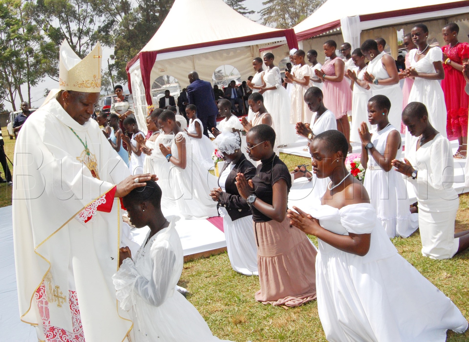 Omusumba we Masaka Serverus Jjumba ng'asabira abaana 