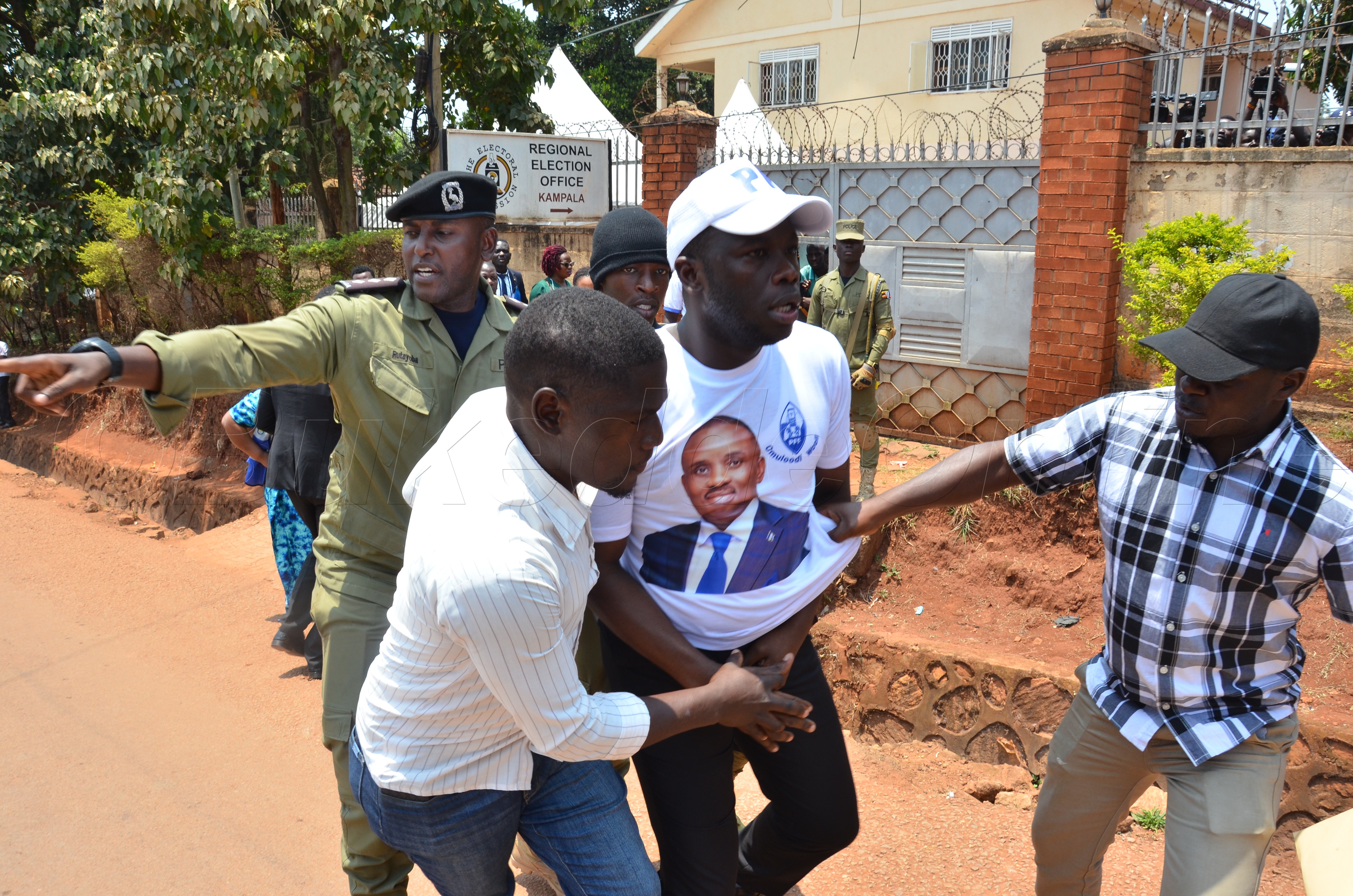 Omu ku bawagizi ba mmeeya Lukwago ng'atwalibwa abaserikale. 