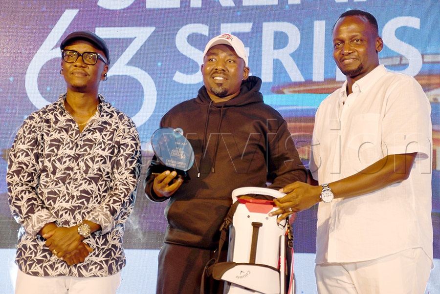 Eric Miller (center) poses with his prizes alongside MTN's Andrew Bugembe (left) and I&M Bank's Timothy Musiime after the second quarter action at the Lake Victoria Serena course. Photo by Michael Nsubuga