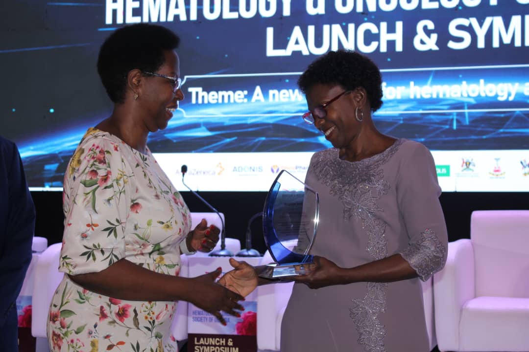 Minista Aceng bwe yabadde akwasa akulira eddwaliro ly'e Mulago Rosemary Byanyima awaadi emusiima olw'obuweereza obulungi