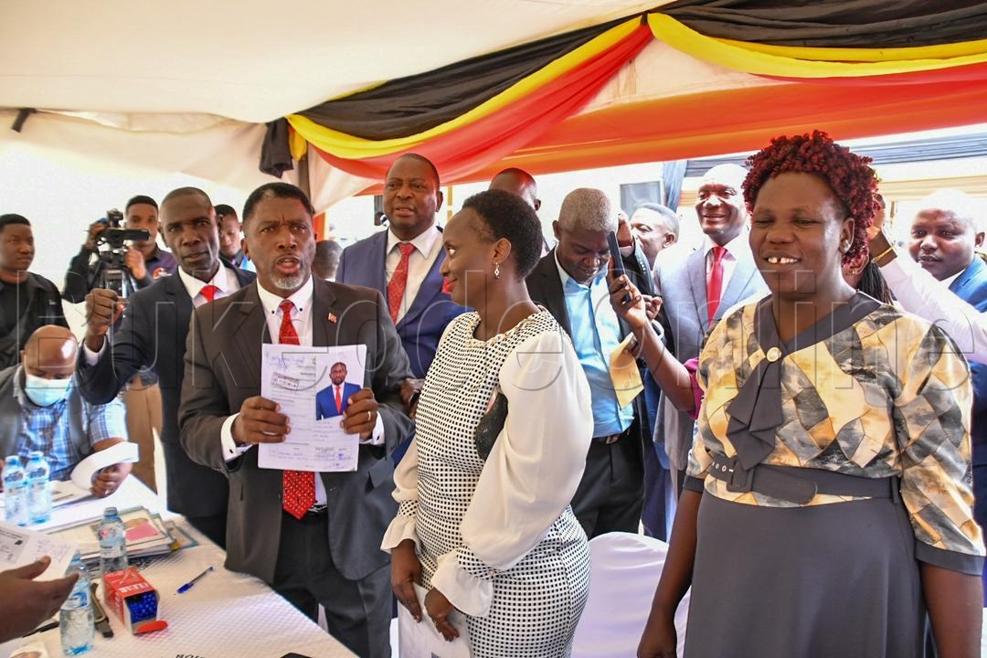 Ronald Balimwezo ng'akiikiridde Waiswa Mufumbiro