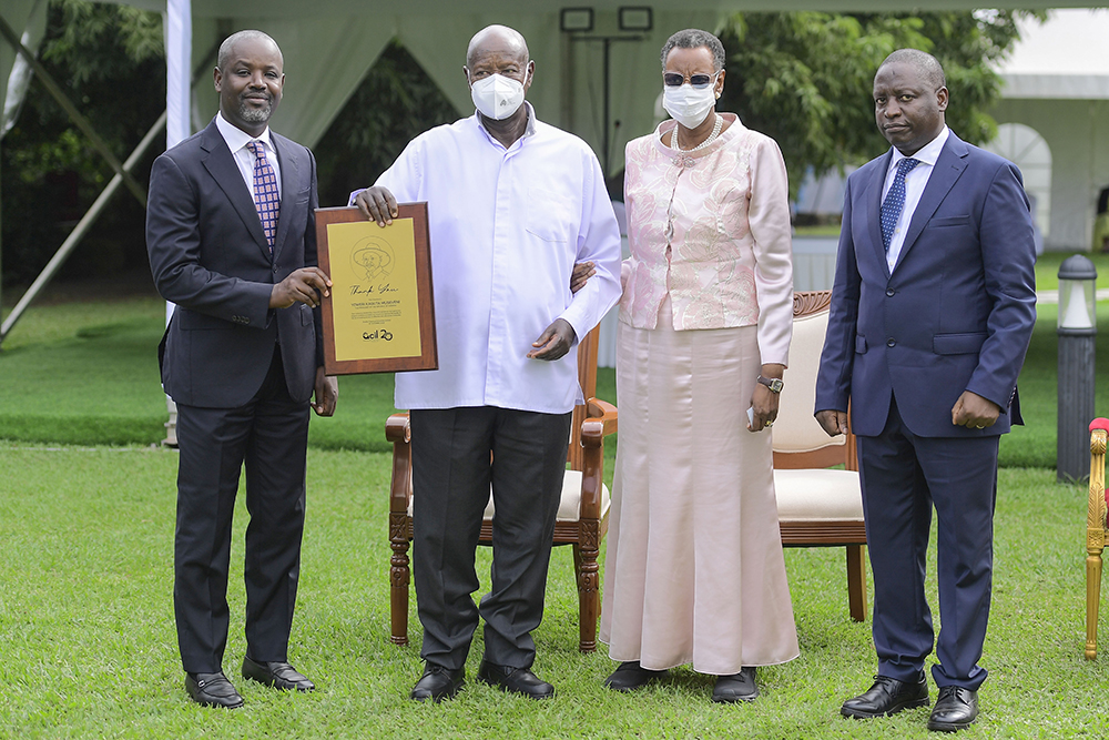 President Yoweri Museveni (c), the First Lady and Minister of Education and Sports,  Maama Janet Museveni (2nd right) joined by Deputy Speaker of Parliament, Thomas Tayebwa (left), and Minister of State for Trade, Industry and Cooperatives (Industry), Hon. David Bahati (right) for a group photo. (PPU)