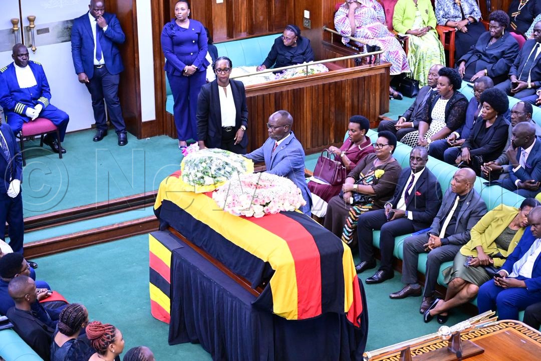 Government Chief Whip Dennis Hamson Obua laying a wreath on the casket of deceased Kalangala District Woman MP, Helen Nakimuli. (Credit: Miriam Namutebi)