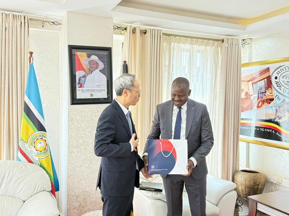 Minister Haruna Kasolo and Ambassador Park Sung-soo in Kampala on July 7. (Courtesy)