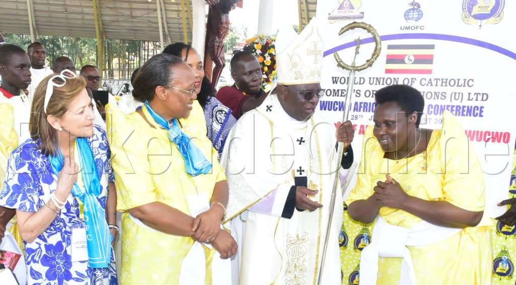 Ssaabasumba Paul Semogerere ng'ali n'abakyala Abakatuliki