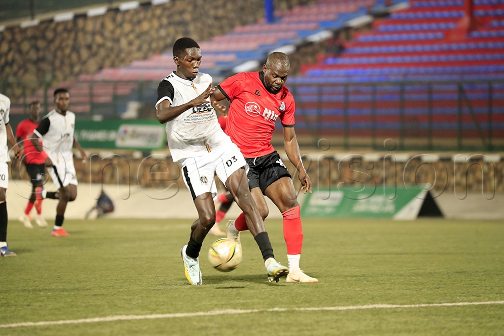 Thomas Ochungo contesting for the ball with Faruku Miya. (Photo by Ismail Mulangwa)