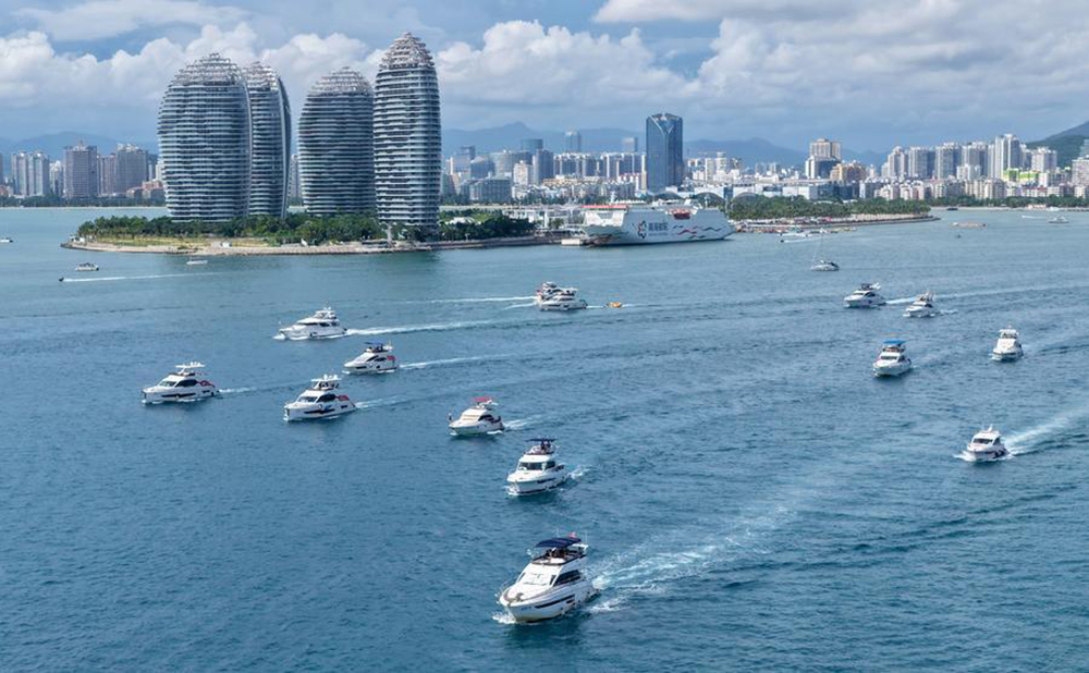 An aerial drone photo taken on August 4, 2026 shows tourists taking yachts in Sanya, south China's Hainan Province. (Xinhua)
