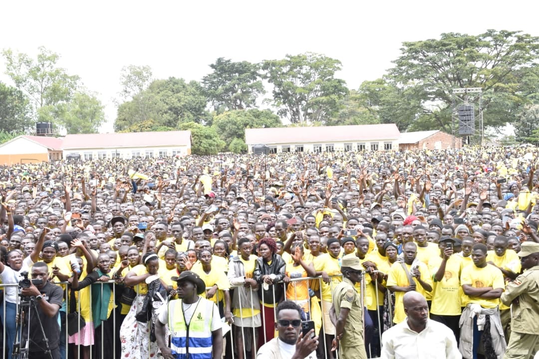 Pulezidenti Museveni nga bamwaniriza mu Acholi