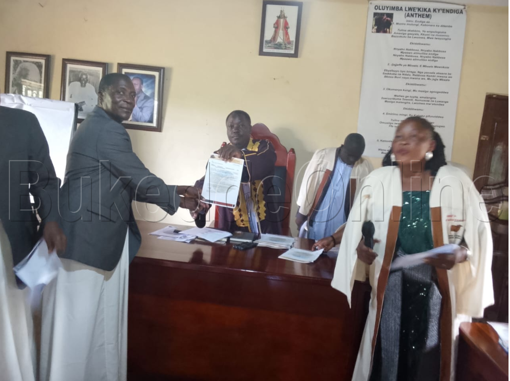 Lwomwa ng'akwasa abaaweereddwa obuvunanyizibwa ebiwandiiko