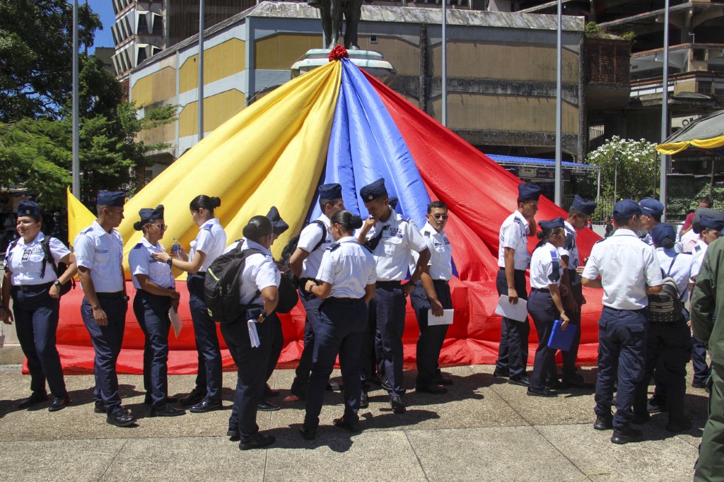 Several police applicants wait to be registered during a recruitment process in San Cristobal, Venezuela, on August 23, 2025. Venezuelan government authorities carry out recruitment activities targeting citizens and public officials as part of the homeland defense plan. The United States deploys three destroyers and an amphibious squadron near Venezuela under orders from Donald Trump, in an operation against drug trafficking. Caracas denounces the action as an attempt at ''regime change'' and mobilizes 4.5 million militiamen. 