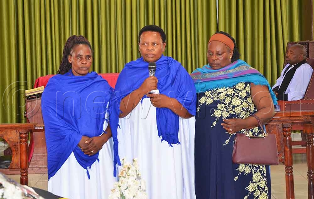 SP Mutabazi’s widow, Justine Mutabazi (Centre), recounts the last moments with the late Mutabazi during Sunday's funeral service. (Credit: Job Namanya)