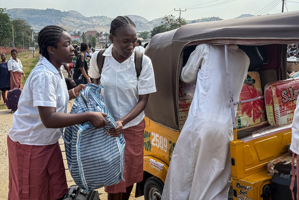  Students load bags into a tuk-tuk outside the Federal Government Girls College in Bwari, on the outskirts of Abuja, on November 22, 2025. The national education ministry has ordered 47 boarding secondary schools across the country be shut after gunmen have kidnapped more than 300 students and teachers in one of the largest mass kidnappings in Nigeria. (Photo by John OKUNYOMIH / AFP)