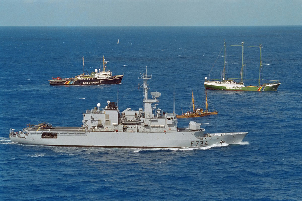 The French frigate "Vandemaire" (foreground) shadows "Rainbow Warrior" (R) and "Greenpeace" (L), two ships of the environmental pressure group Greenpeace, and the Cook Island schooner "Te Ka toa" (2nd-R) on August 30, 1995 at the edge of the exclusion zone declared around the French nuclear testing site, Mururoa Atoll. (Photo by MARCEL MOCHET / AFP)