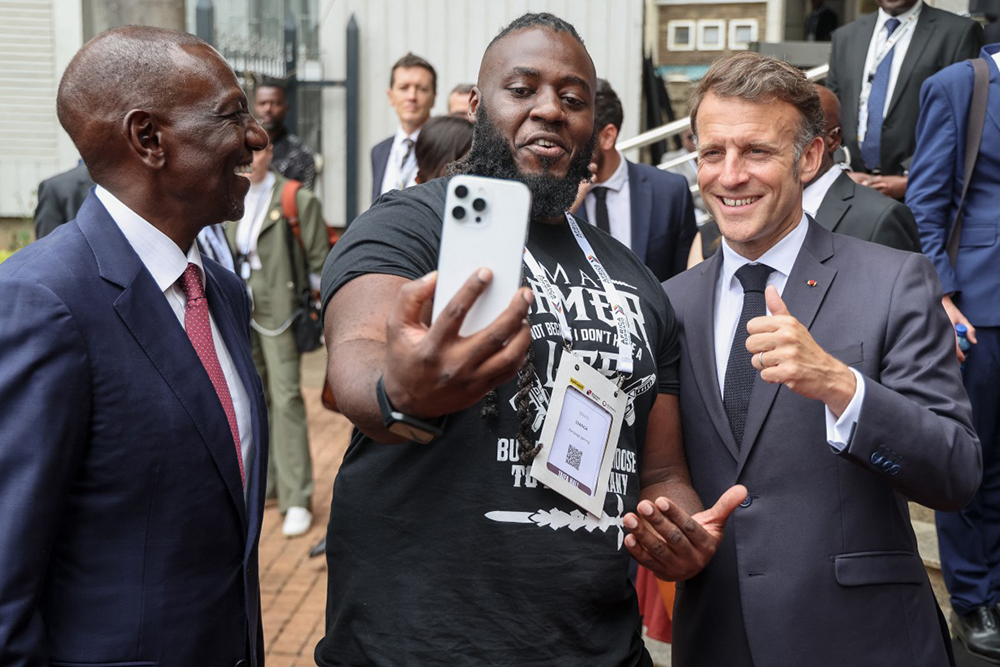 Kenya's President William Ruto (L) watches as France's President Emmanuel Macron (R) gestures in a selfie video filmed by Brian Dinga from Rampage Gaming as they meet with artists from the Creation Africa program during the Africa Forward summit in Nairobi on May 11, 2026. (AFP)