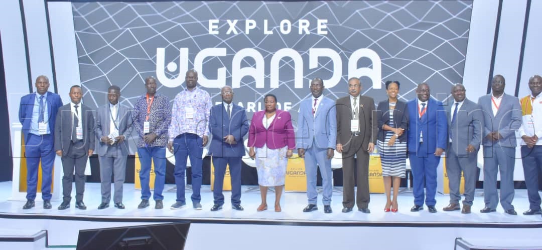 Katikkiro wa Uganda Robinah Nabbanja ng'ali n'abakungu okuva mu minisitule y'ebyobulambuzi