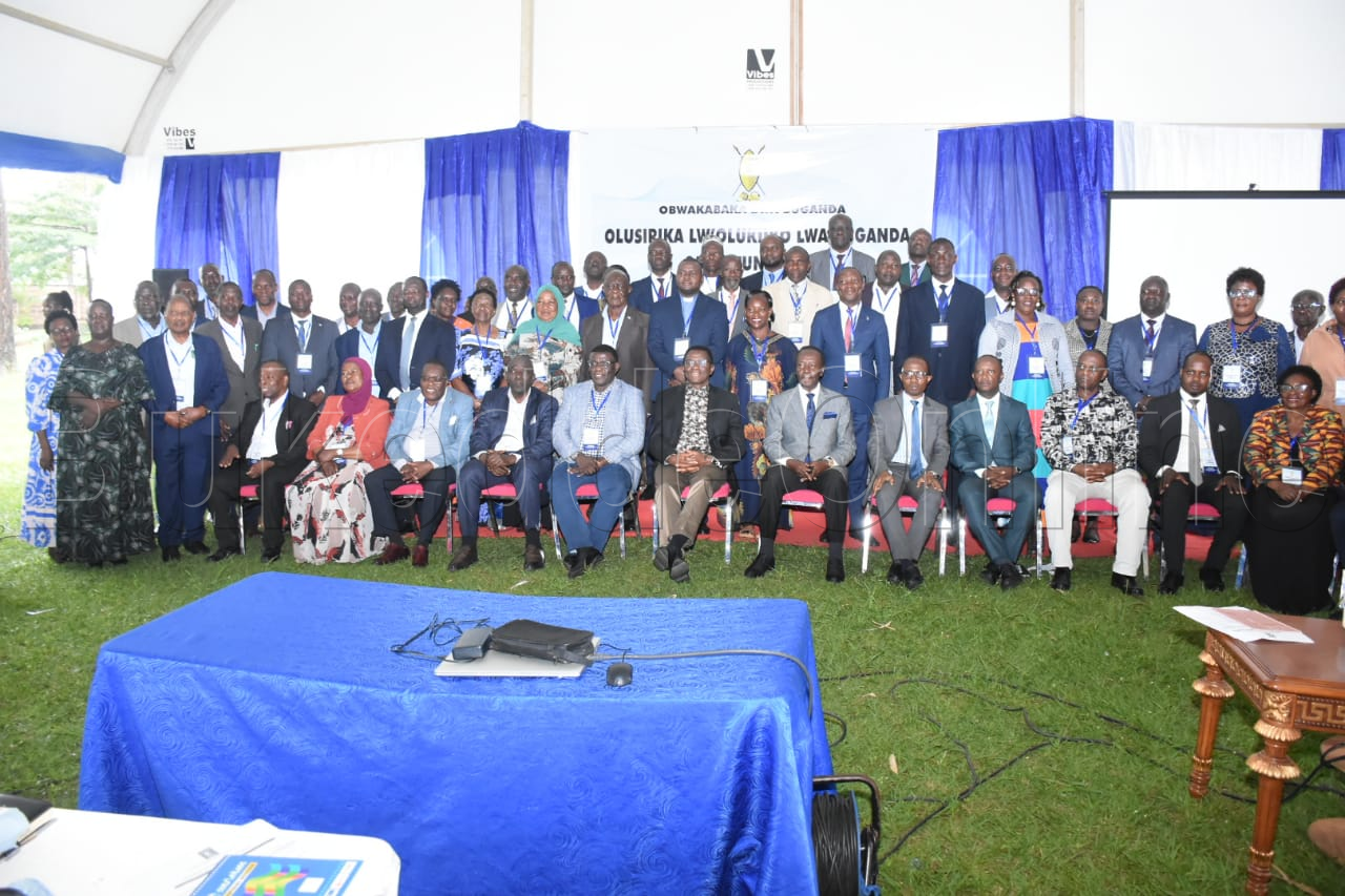 Katikkiro Mayiga ng'ali mu kifananyi n'abamu ku bakiise b'olukiiko