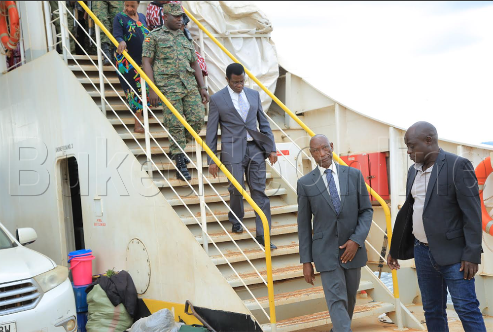 Katikkiro Mayiga ng'ava ku kidyeri