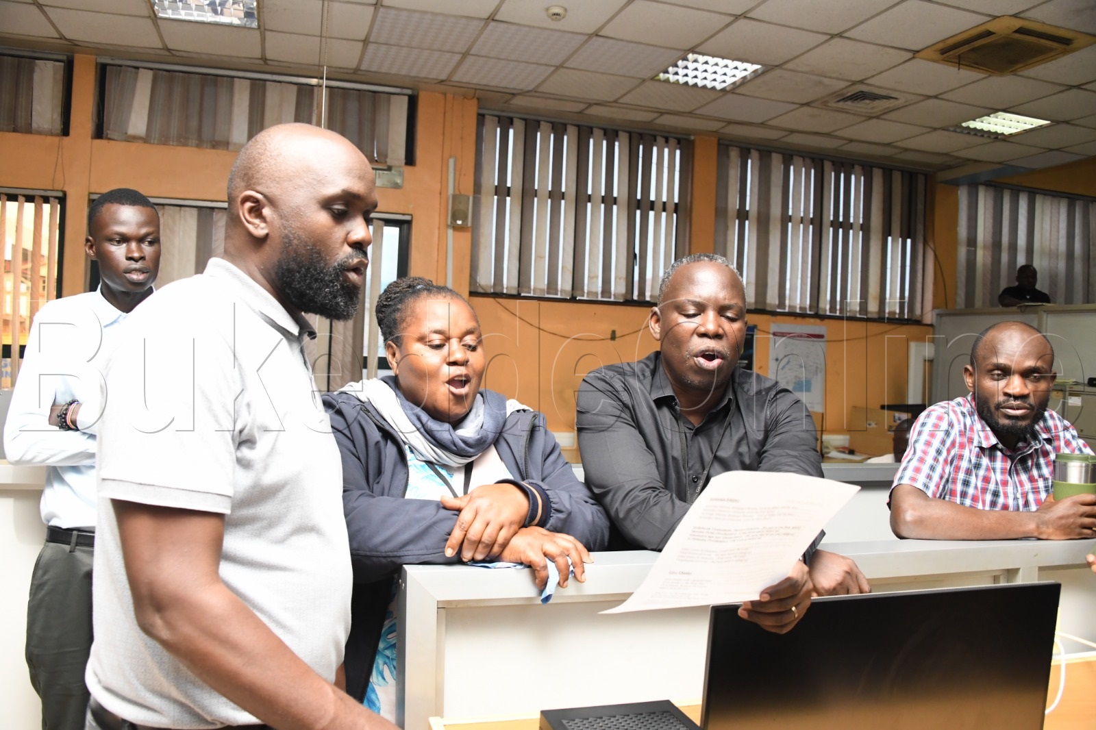 Akulira olupapula lwa Bukedde Micheal Mukasa Ssebbowa wakati n'akulira Broadcast Moses Ateng ku kkono ne David Williams Kibanga ku ddyo nga bali mu kusaba okw'okujaguza emyaka 40 egya NV