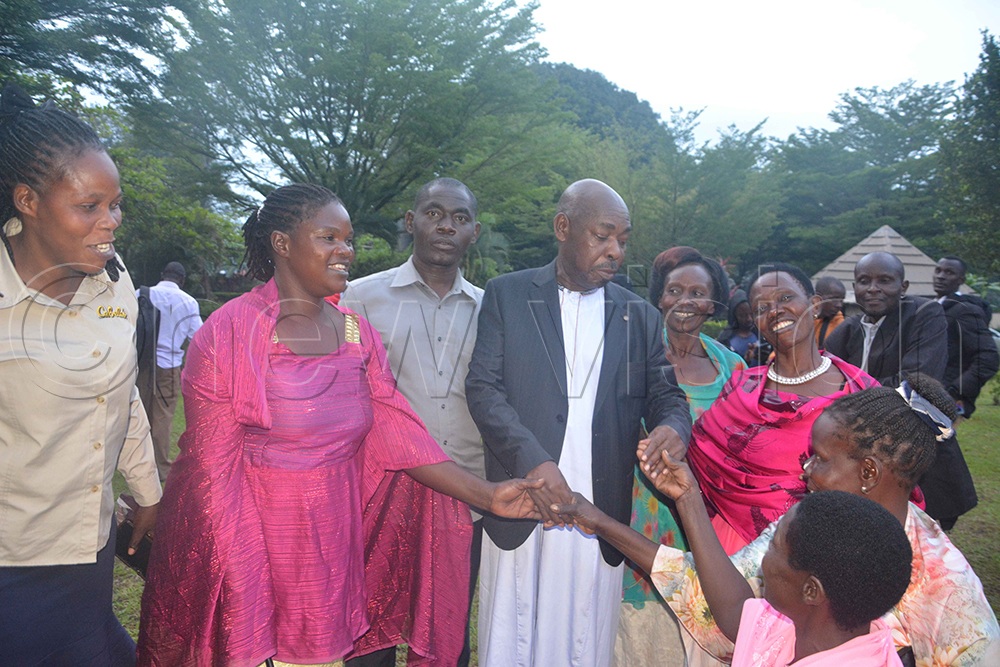 A group of Babiito women greets Kingdom Chief Prince (Okwir) Eng. Fred Mugenyi Rucunya after the meeting. (Credit: Peter Abaanabasazi).