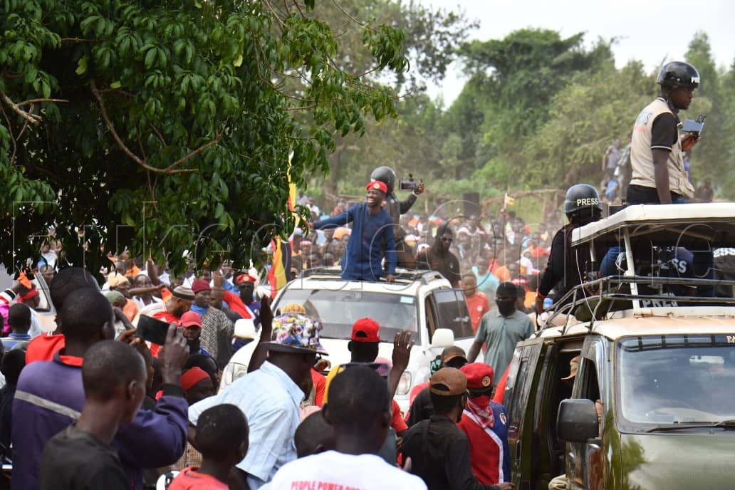 Bobi Wine ng'ayogera eri abawagizi be