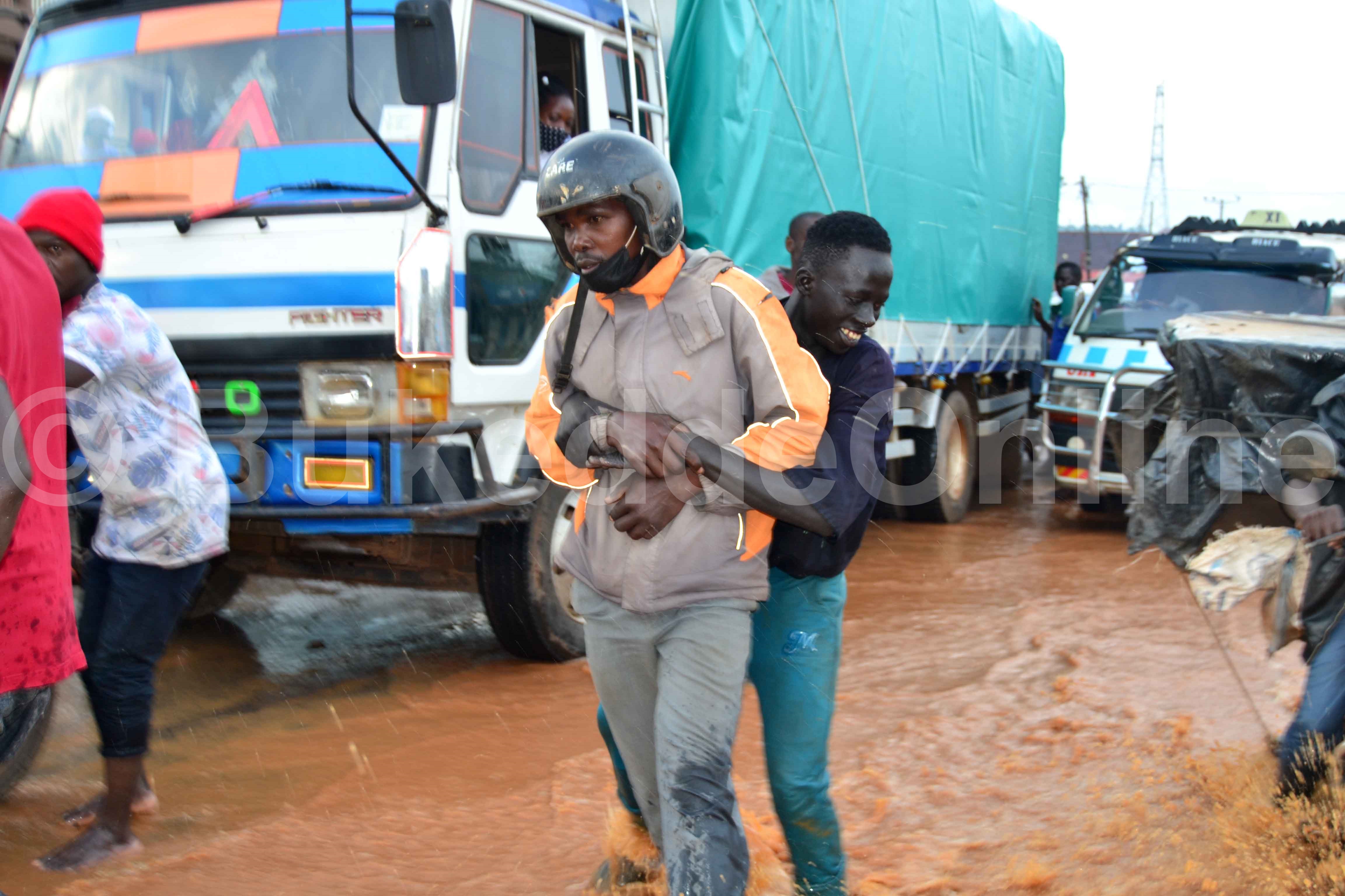 Ono omuvubuka eyeekwatiridde amazzi agatya nga atali musajja!