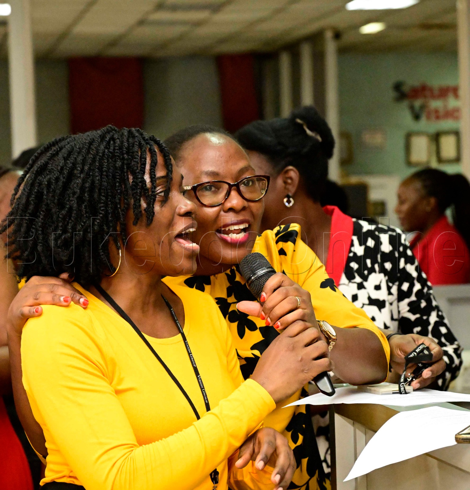 Abakozi ba NV nga bali mu kusaba olw'okuweza emyaka 40