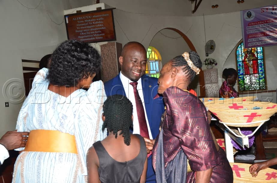 Zambaali ng'awayaamu n'omukubiriza w'Obusumba bwe Nabweru mu kusaba kwa paasika ku St.Luke Nabweru