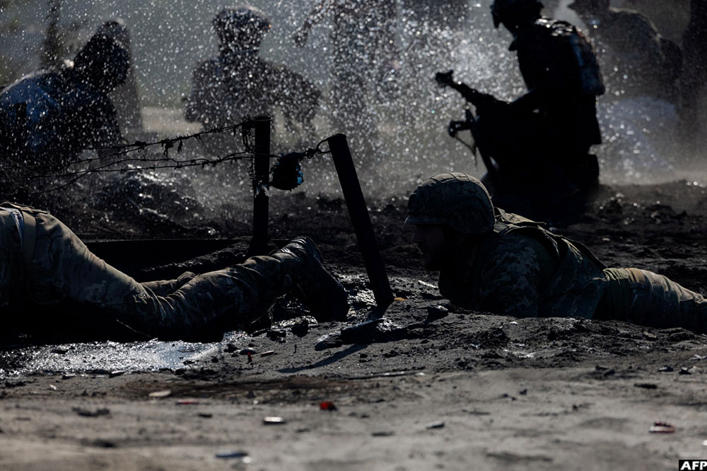 Ukrainian servicemen of the Air Assault Forces participate in trainings to earn a maroon (dark burgundy) beret