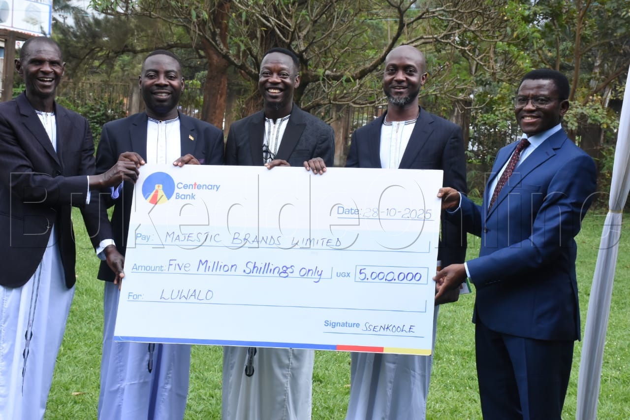 Famire ya Ssenkoole ng'ekwasa Katikkiro Mayiga ceeke y'oluwalo lwa 5,000,000/-