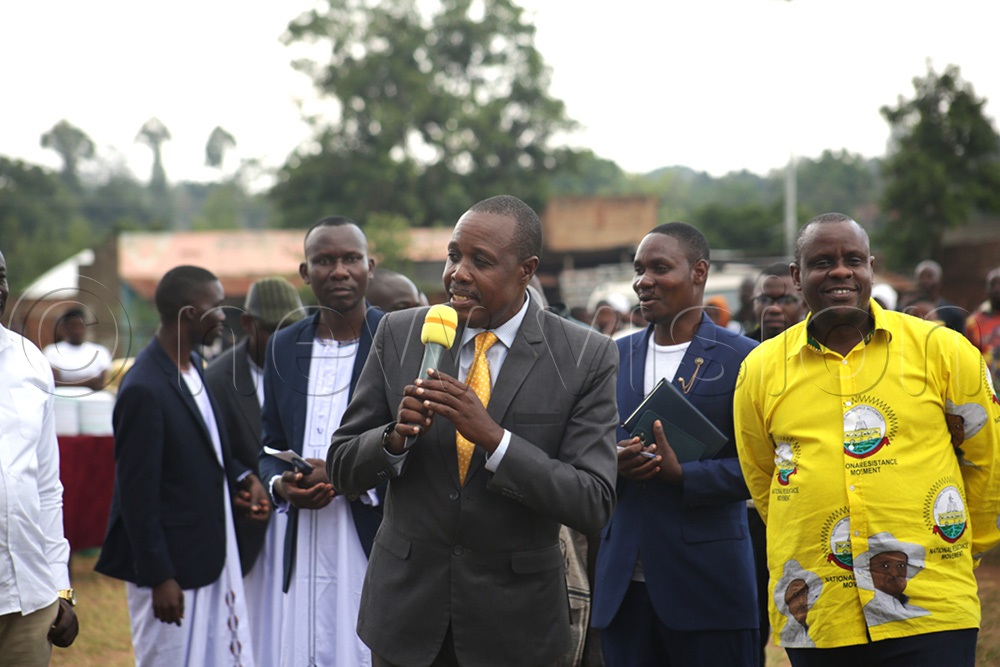 Kabweri County MP-elect Dr. Patrick Wakida speaking during the Bagwere National Students Association (BANSA) handover ceremony as Minister Balaam looks on. (Photo By Javier Silas Omagor)