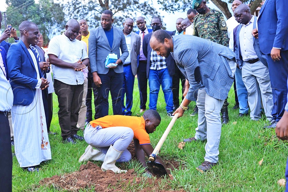 Omukama Oyo Nyimba Rukidi IV planting a tree at Ntara Christian Primary School playground after addressing his subjects in Kitagwenda district during his Royal tour. (New Vision Archives)