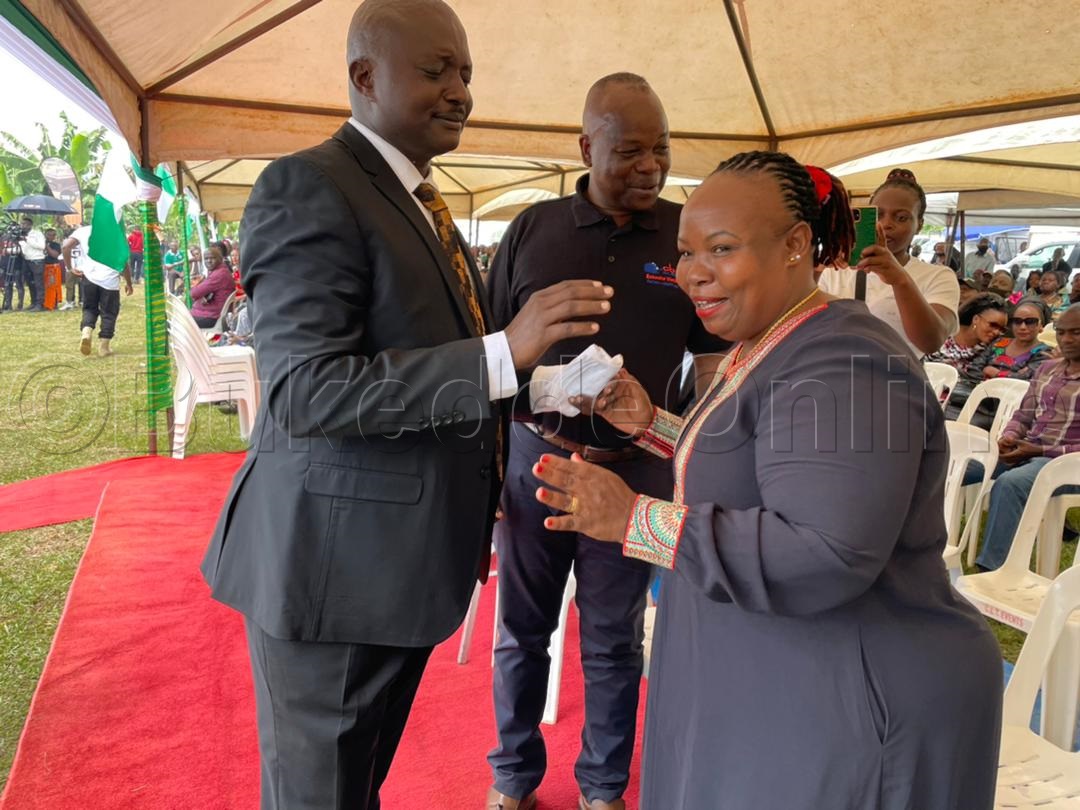 Wano Bujingo ng'amaze okusabira maama Fiina.