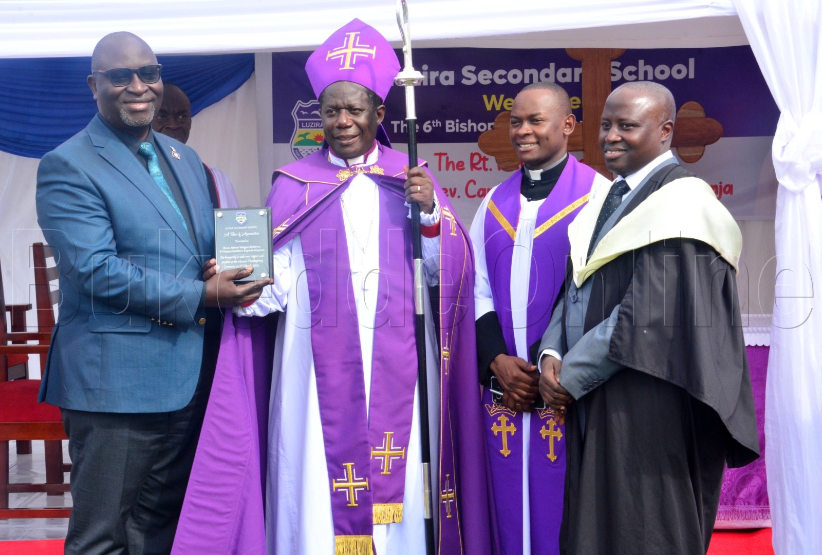 Bp Banja wakati, omumyuka wa katikkiro wa Buagnda owookubiri Robert Wagwa Nsibirwa ku kkono nomukulu wessomero lya Luzira SS  Peter Hormisdas Ssenyimba ku mukolo