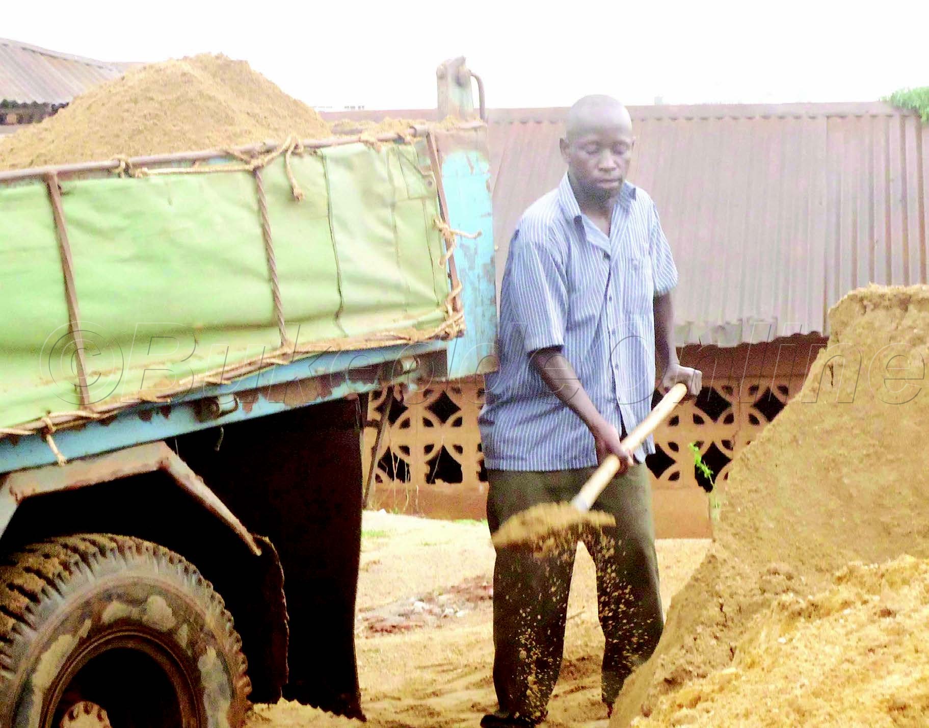 Omukozi Ng'atikka Omusenyu Ku Forward