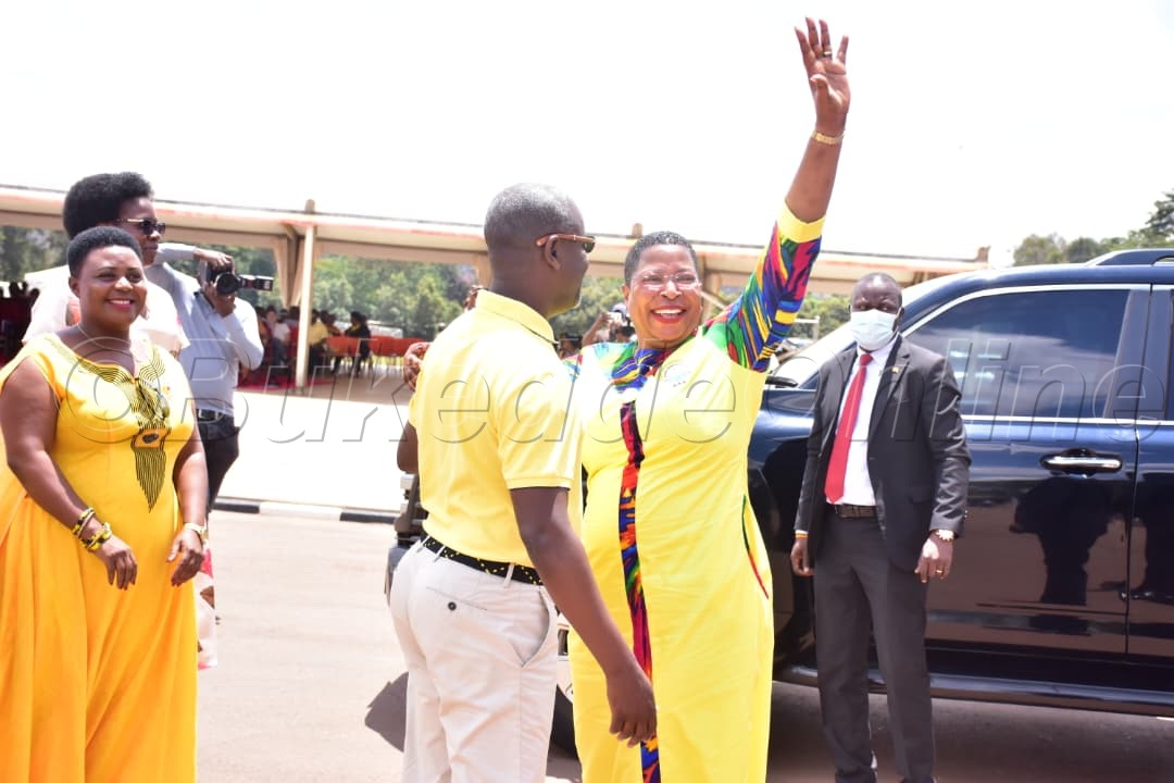Sipiika Among n'omumyuka we baabaddeyo mu maanyi ku kisaawe e Kololo.