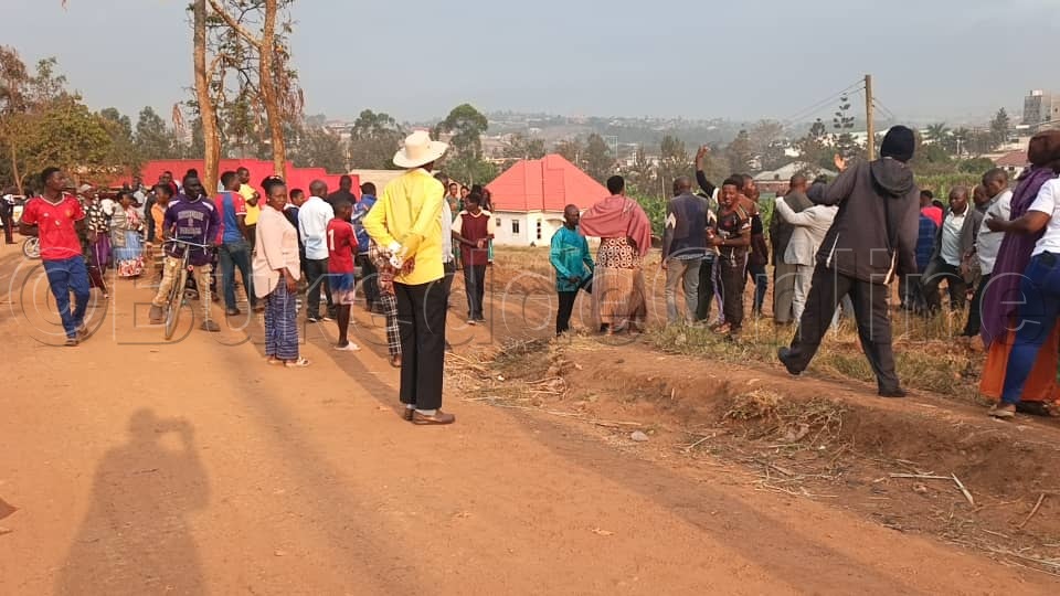 Abatuuze bo baamaze dda okutuuka waddenga okulonda tekunnaba kutandika, ku kukyalo kye kimu eky'e Rwebihuro