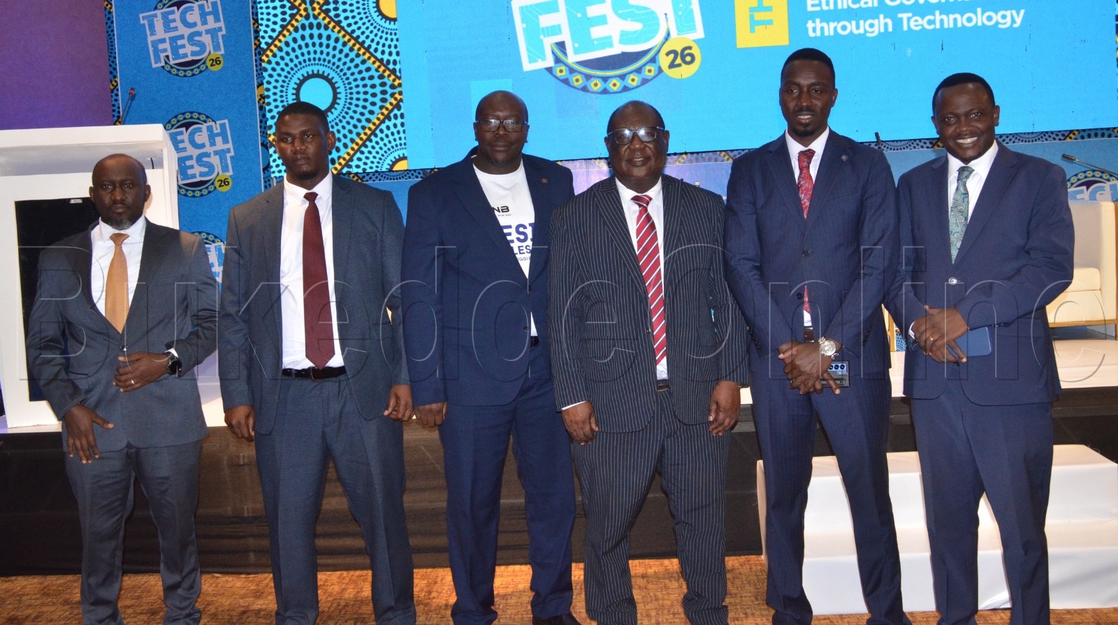 Ssaabawolereza wa Gavumenti Dr. Sam Mayanja (ow'okusatu ku ddyo) ng'ali n'abamu ku bakulembeze b'ekibiina ekigatta Bannamateeka. Okuva ku ddyo ye Tony Kiire Kalandi ne Anthony Asiimwe ate ow'okubiri ku kkono ye Arthur Isiko