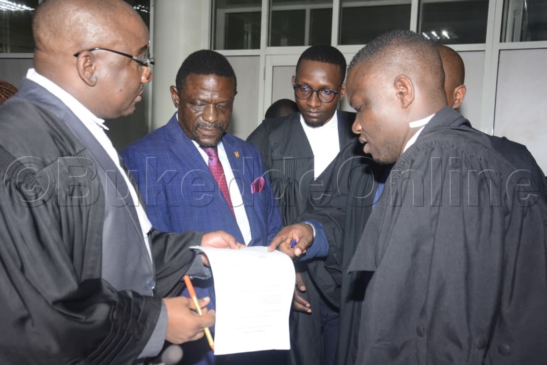 Nyanzi be bannamateeka be mu kkooti nga baliko bye beekenneenya