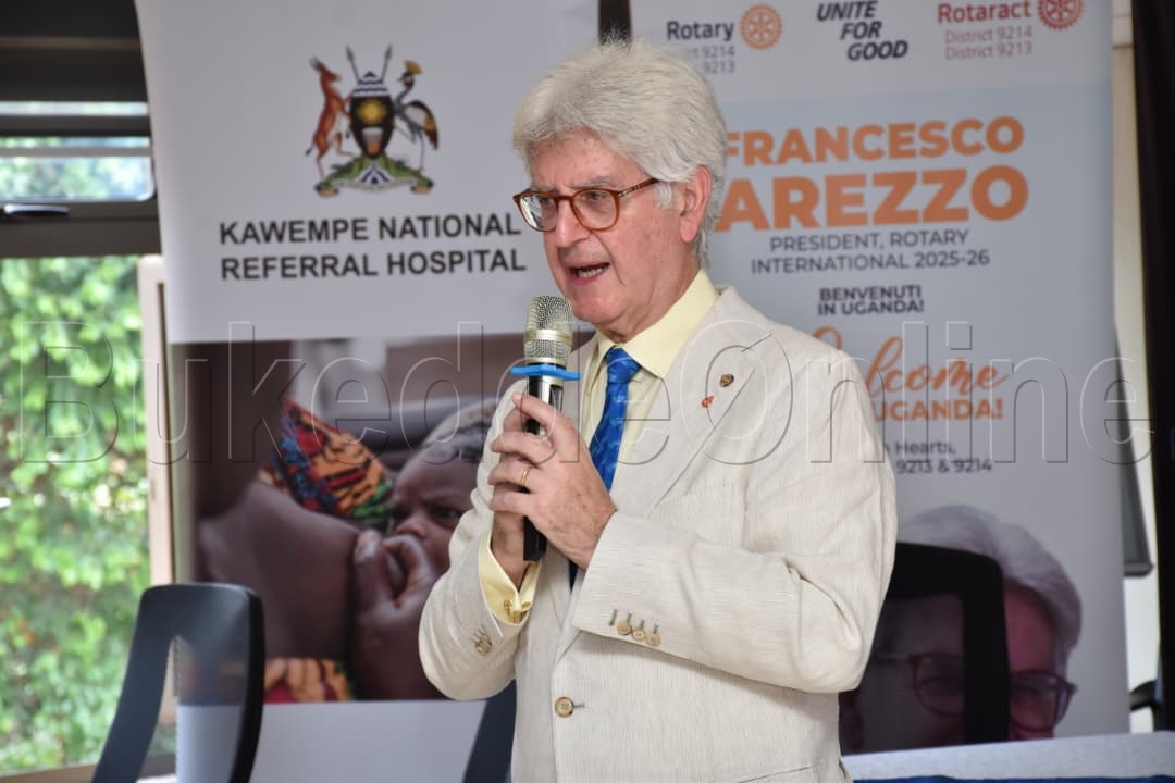 Pulezidenti wa Rotary mu nsi yonna Francesco Arezzo ng'awa obubaka bwe mu ddwaliro e Kawempe