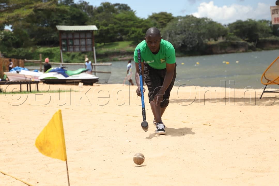 Omuzannyi Raymond Ssemata ng'akuba akapiira.