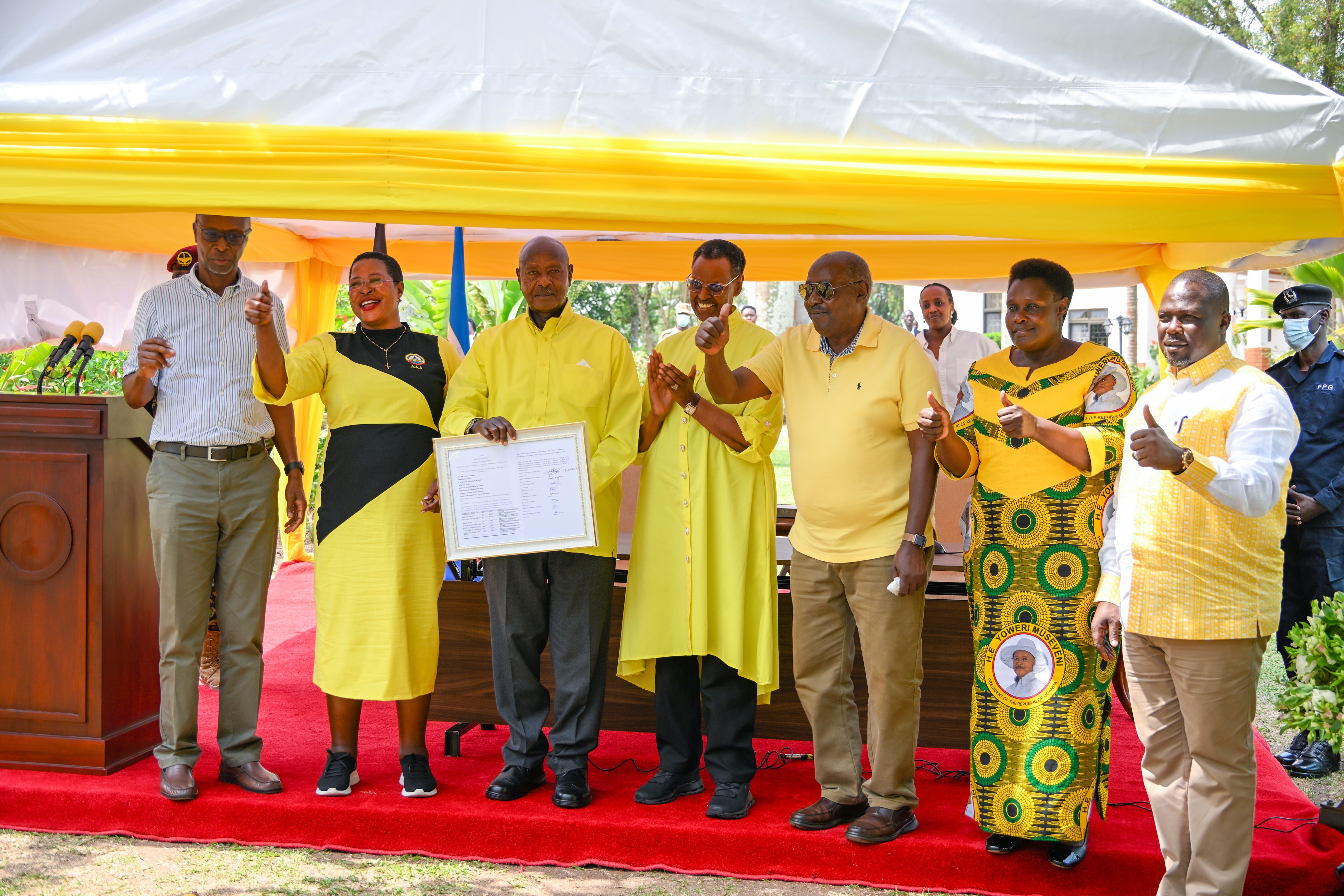 Purezidenti Museveni arikwakiira ekihandiiko ky'okutooranwa kuruga omu CEC