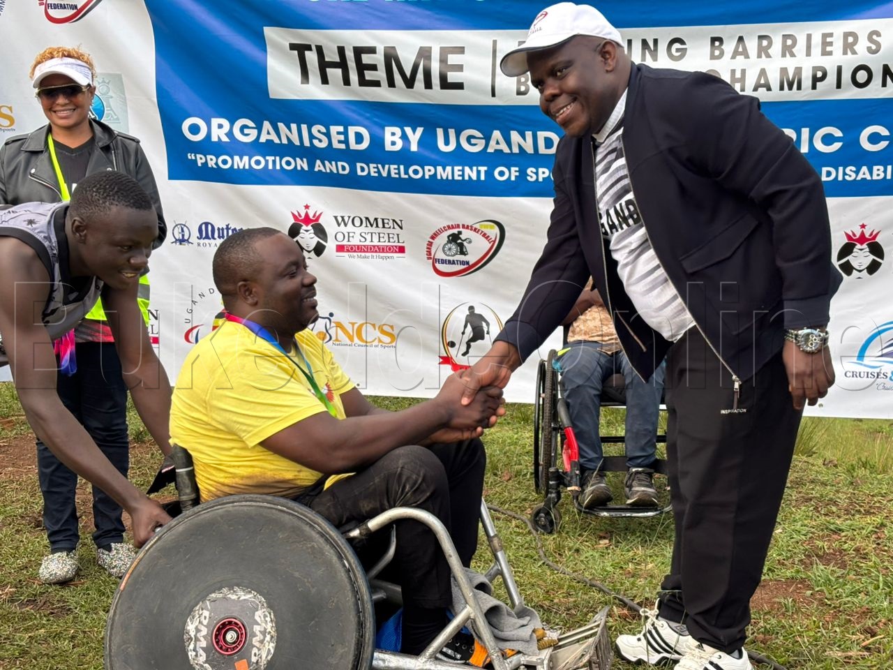 Pulezidenti w'emizannyo gy'abaliko obulemu Mpindi Bumaali ng'ayozaayoza abawanguzi